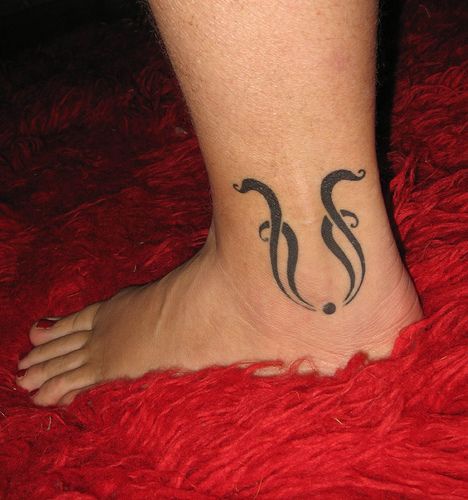 简约的黑色部落符号脚踝纹身图案