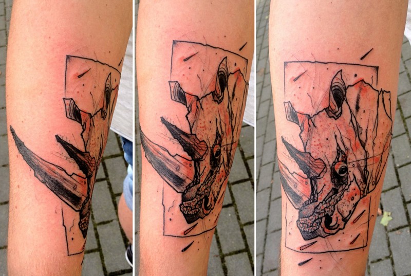 手臂素描风格黑色犀牛头部纹身图案