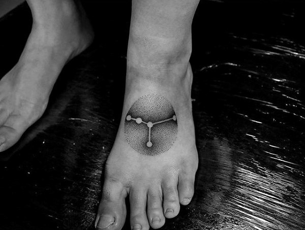 脚背简单的黑色点刺星座符号纹身图案