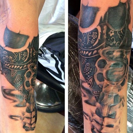 小臂酷酷的黑灰风格骷髅与左轮手枪纹身图案