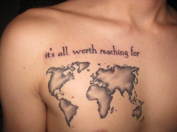 胸部世界地图与英文字母纹身图案