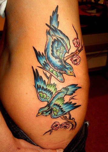 侧肋精美的蓝色小鸟和花朵纹身图案