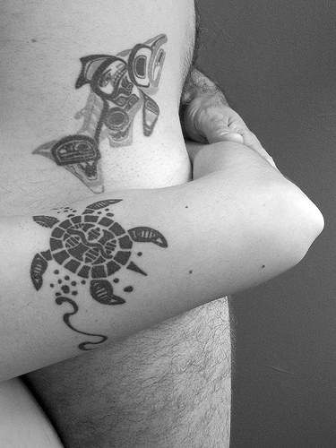 手臂黑色乌龟图腾纹身图案