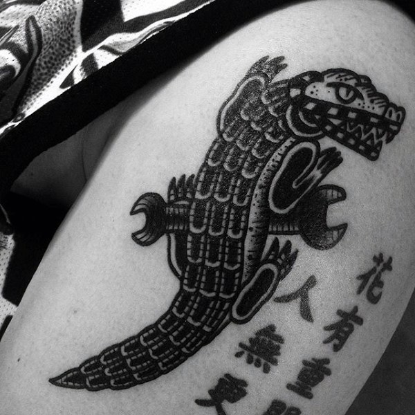 个性黑色鳄鱼与汉字纹身图案
