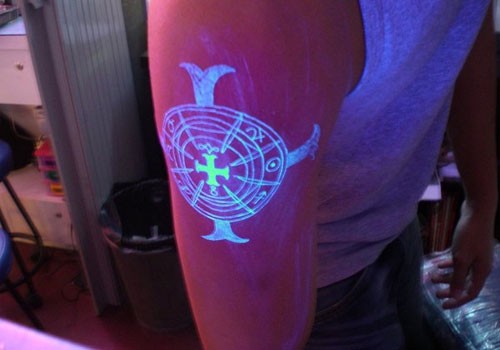 手臂奇妙的怪异标志荧光纹身图案