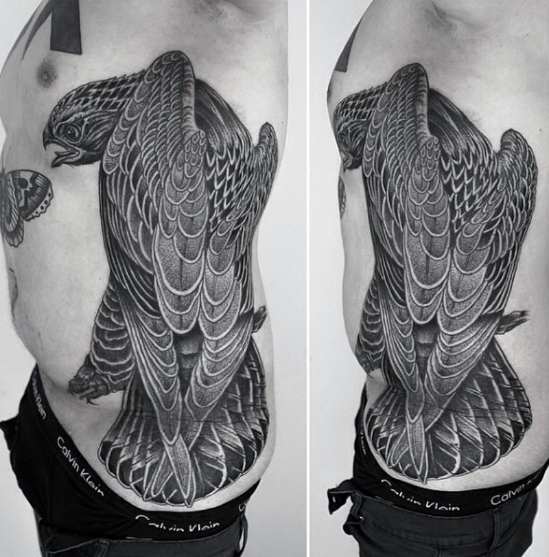 神奇的黑色鹰和蝴蝶侧肋纹身图案