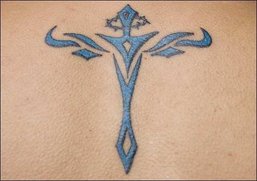 简约的蓝色十字架纹身图案