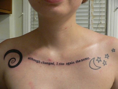 女孩子胸部英文座右铭与星星和月亮纹身图案