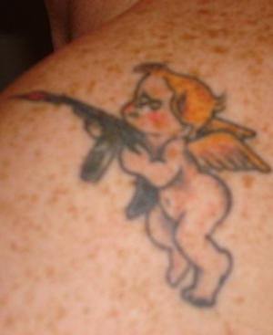 拿冲锋枪天使纹身图案