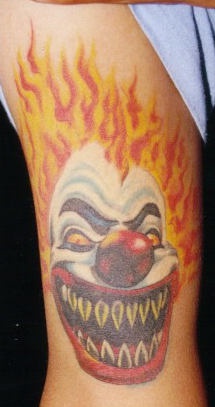 火焰头发和牙齿锋利的小丑纹身图案