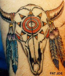 公牛头骨和羽毛护身符纹身图案