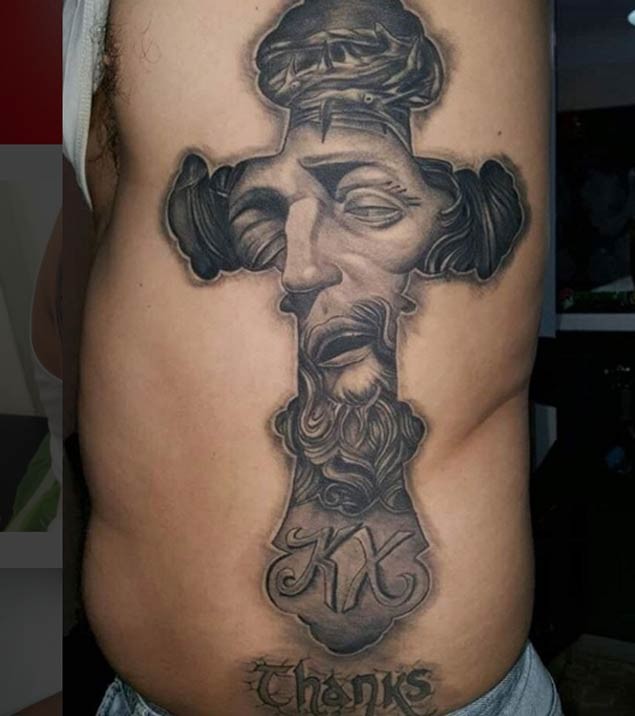 侧肋黑灰十字架与耶稣肖像纹身图案