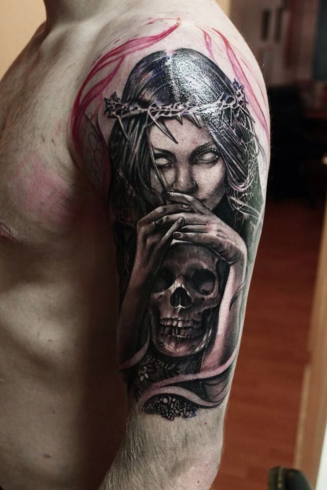 手臂黑灰恶魔女人与骷髅纹身图案