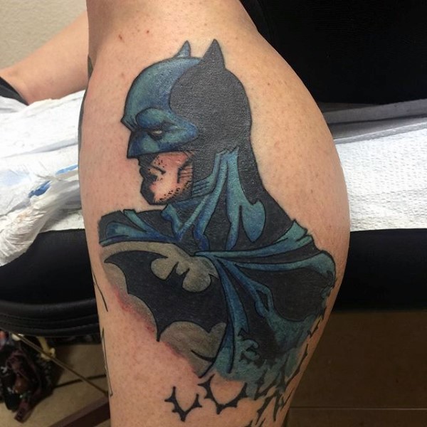 彩色卡通蝙蝠侠与飞行蝙蝠纹身图案