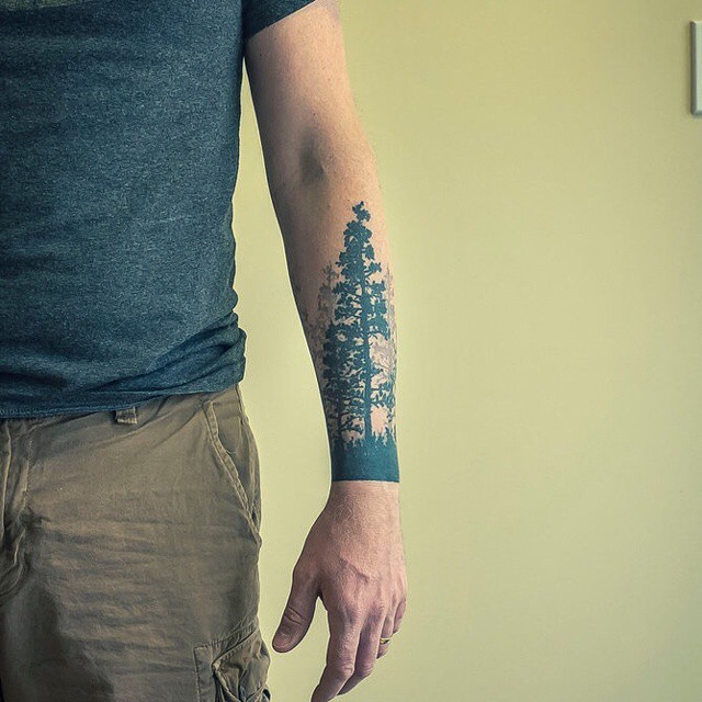 男性手臂深色黑森林纹身图案
