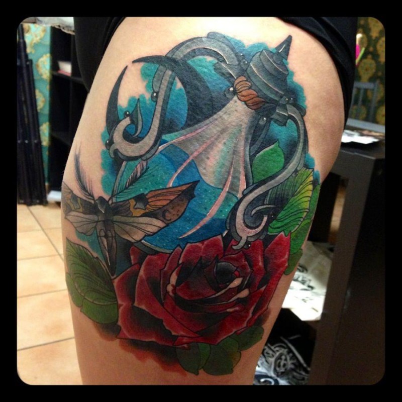 大腿彩色玫瑰和蝴蝶魔术罐纹身图案