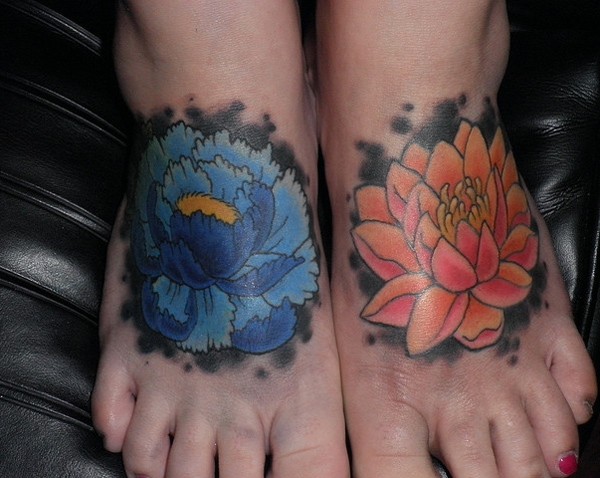 漂亮的蓝色和粉红色莲花脚背纹身图案