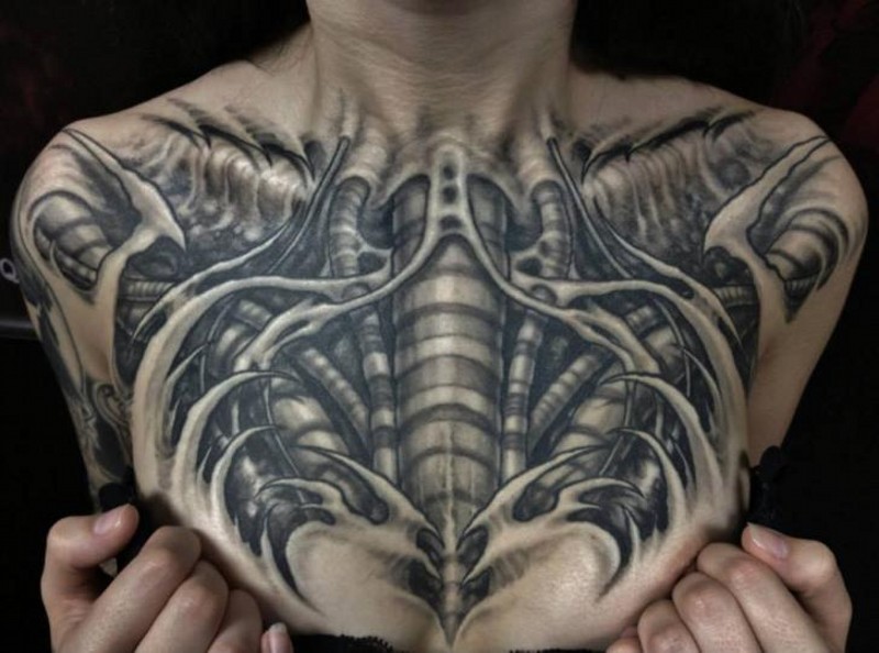 女生胸部3D生物机械骨架个性纹身图案