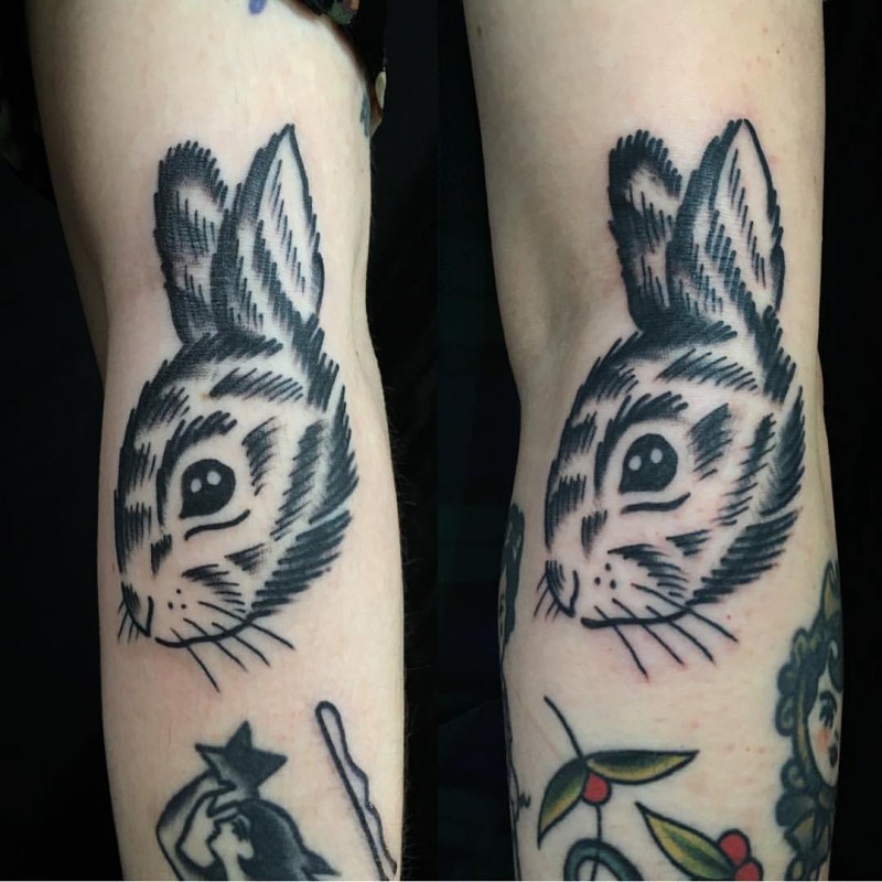 手臂简单的黑色兔头纹身图案