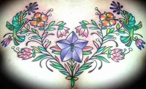 花卉藤蔓和蜂鸟胸部纹身图案