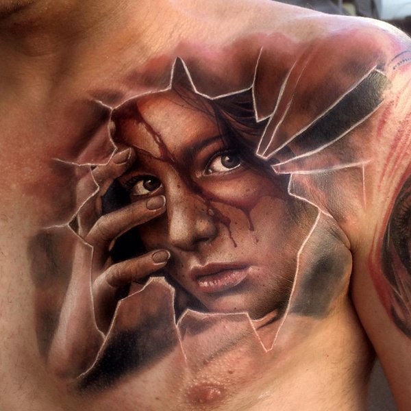 胸部彩色女人和破碎的玻璃纹身图案