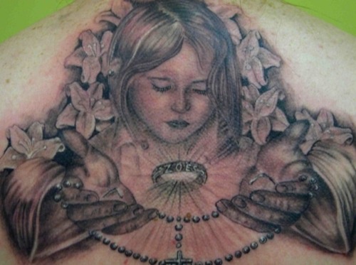 黑灰女孩肖像与花朵纹身图案