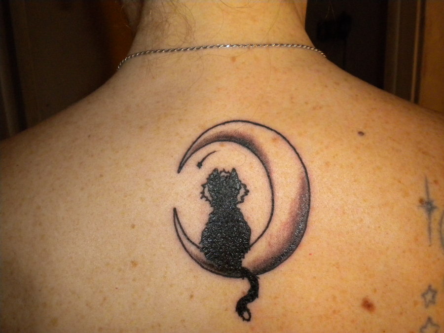 月亮上的黑猫背部纹身图案
