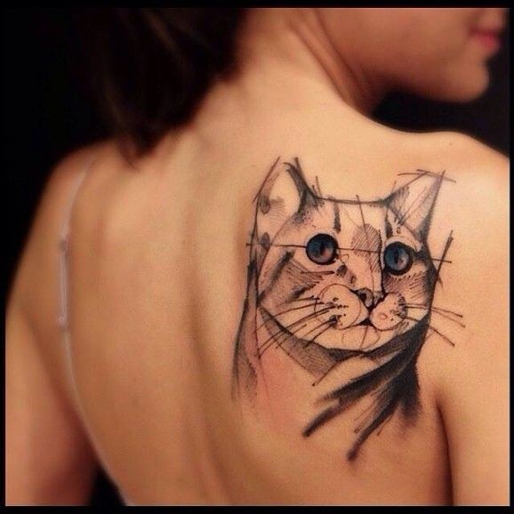 背部几何线条的猫纹身图案
