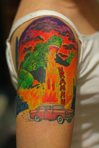 大臂彩色卡通哥斯拉和汽车纹身图案