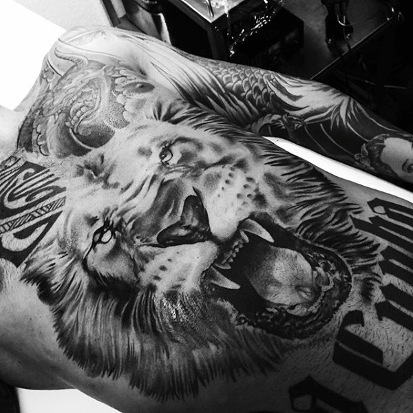 咆哮的狮子和字母胸部纹身图案