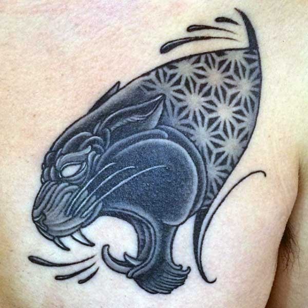 胸部经典的黑豹头像纹身图案