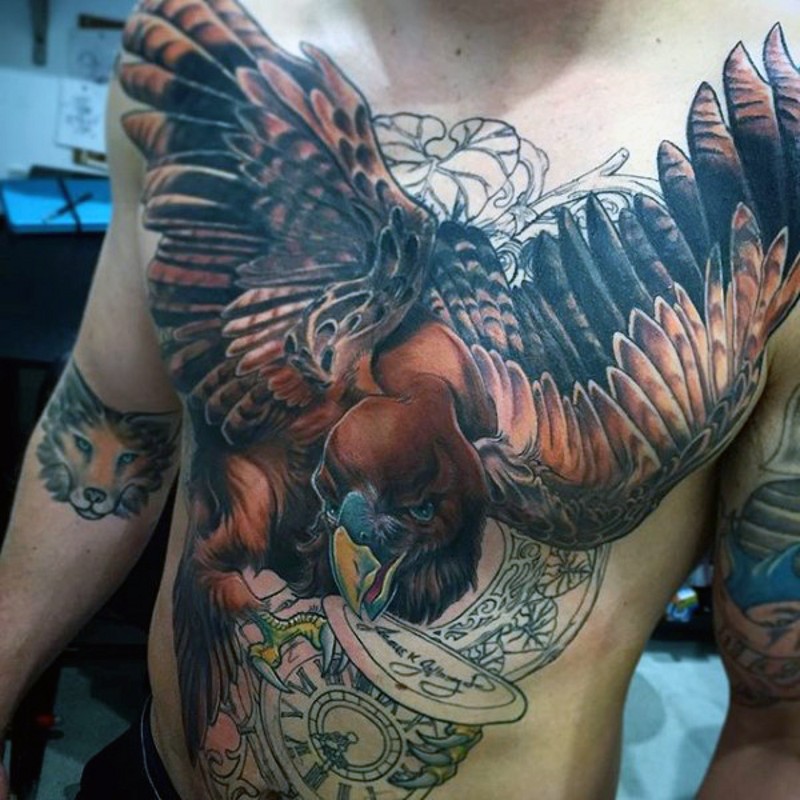 胸部惊人的彩绘老鹰和钟表字母纹身图案