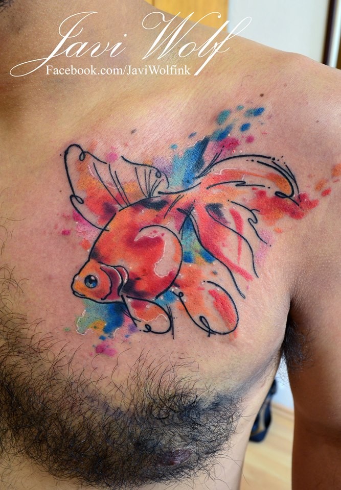 胸部五彩的游泳金鱼纹身图案