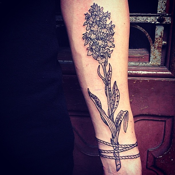手臂令人印象深刻的黑白美丽花朵纹身图案