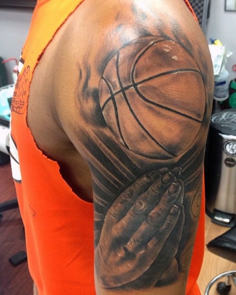 大臂黑灰风格篮球和祈祷手纹身图案