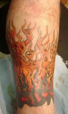 腿上的经典火焰纹身图案