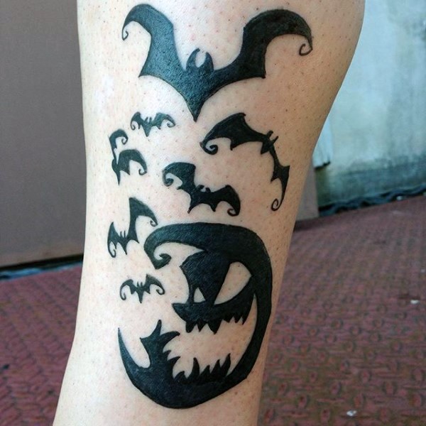 小腿经典黑白蝙蝠和怪物月亮纹身图案