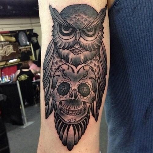 黑色猫头鹰与骷髅手臂纹身图案