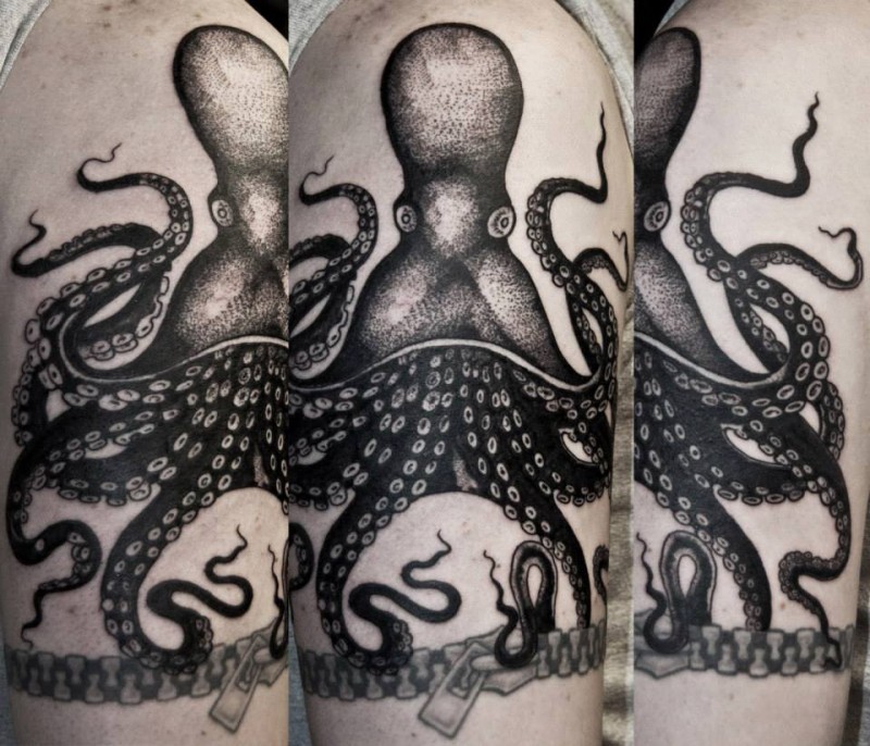 雕刻风格黑色章鱼和拉链大臂纹身图案