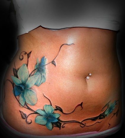 腹部漂亮的蓝色兰花纹身图案
