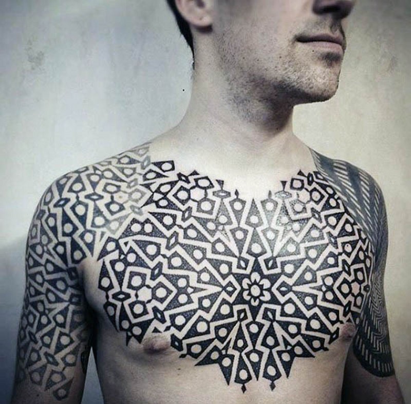 胸部和肩部黑白几何装饰纹身图案