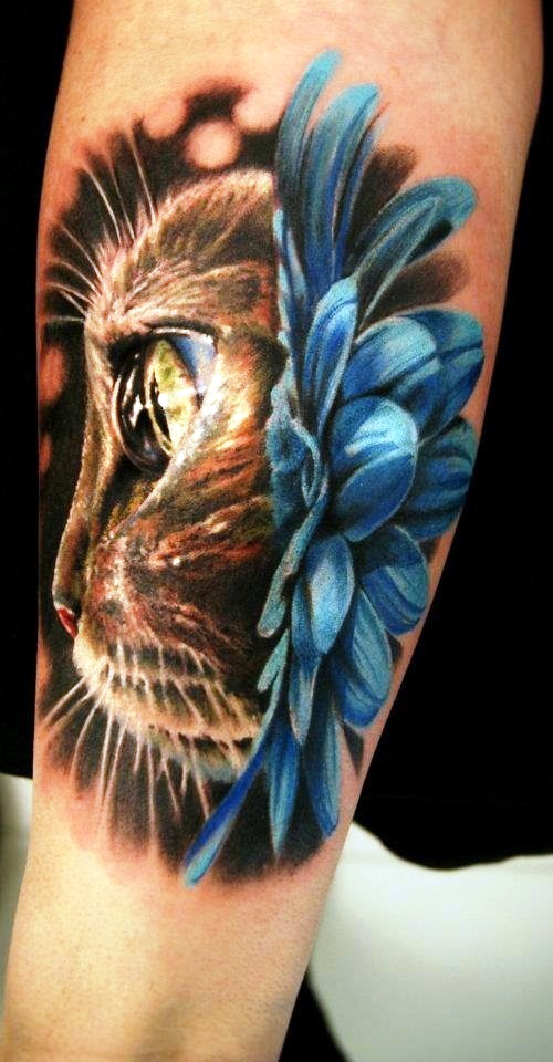 逼真的猫咪肖像和蓝色甘菊纹身图案