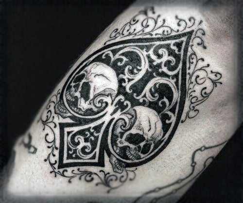黑桃符号与藤蔓骷髅黑白纹身图案