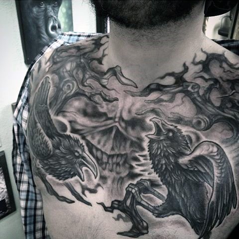 胸部神秘的黑色乌鸦与恶魔脸纹身图案