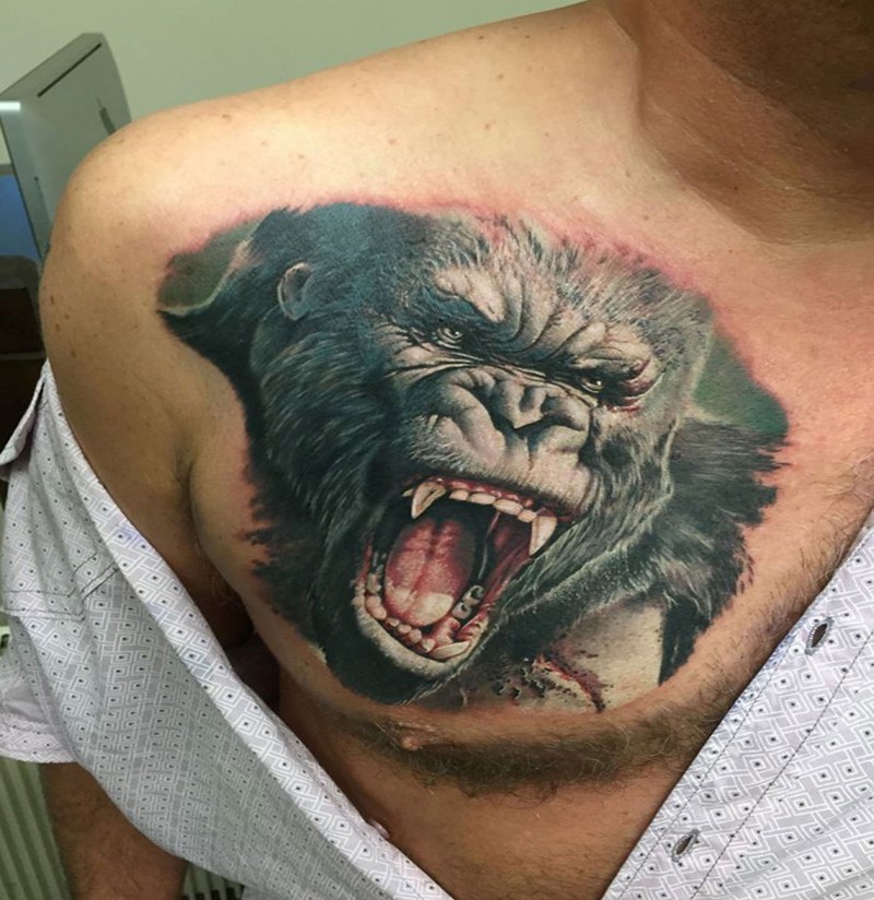胸部非常逼真的咆哮大猩猩纹身图案