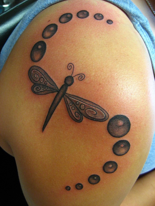 肩部黑色的蜻蜓纹身图案