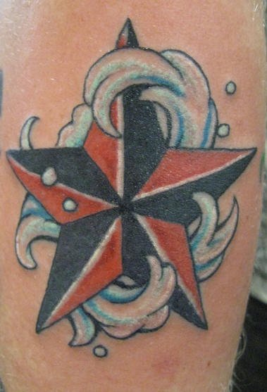 海浪中的红色和黑色星星纹身图案
