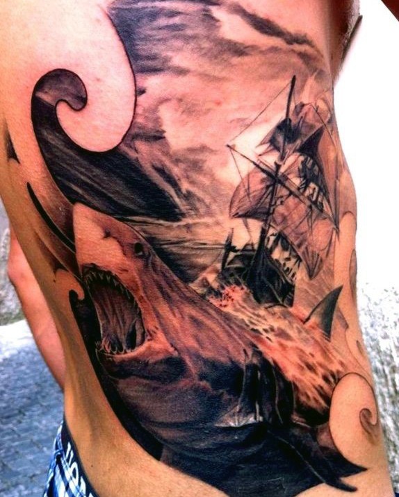 侧肋惊人的黑灰大鲨鱼和帆船纹身图案
