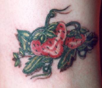 红花的草莓纹身图案
