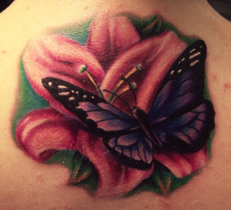 写实的百合花和蝴蝶纹身图案